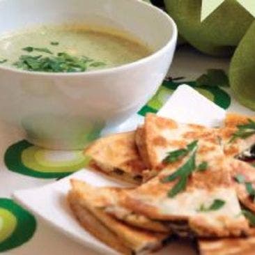 Broccolisoppa med spenat- och fetafyllda quesadilla