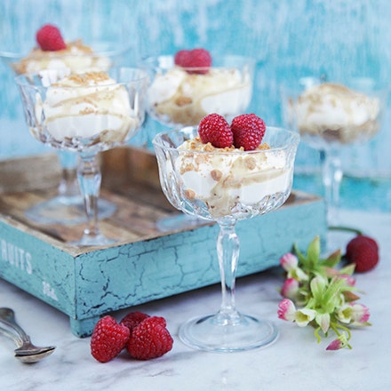 Italiensk cheesecake med kolasås och hallon