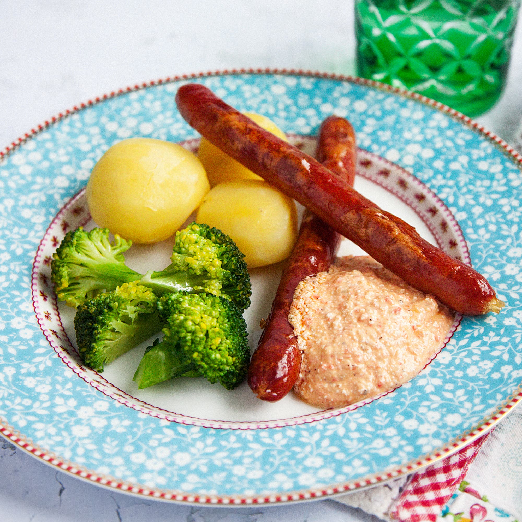 Kycklingkorv med paprikasås och kokt potatis