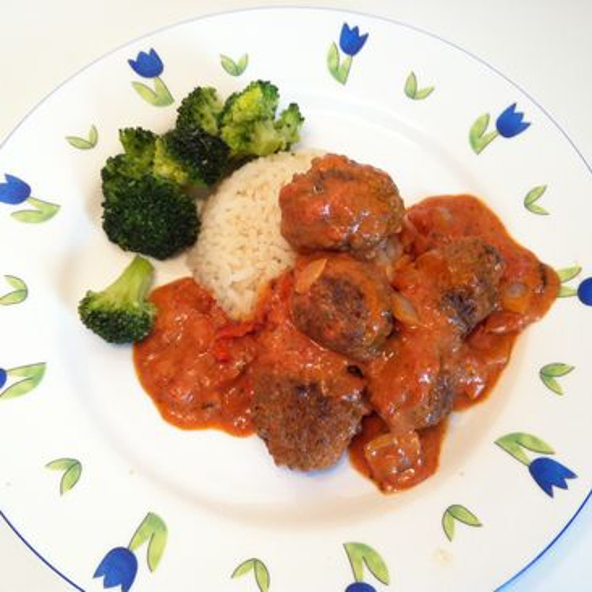 Kryddiga köttbullar i het tomatsås