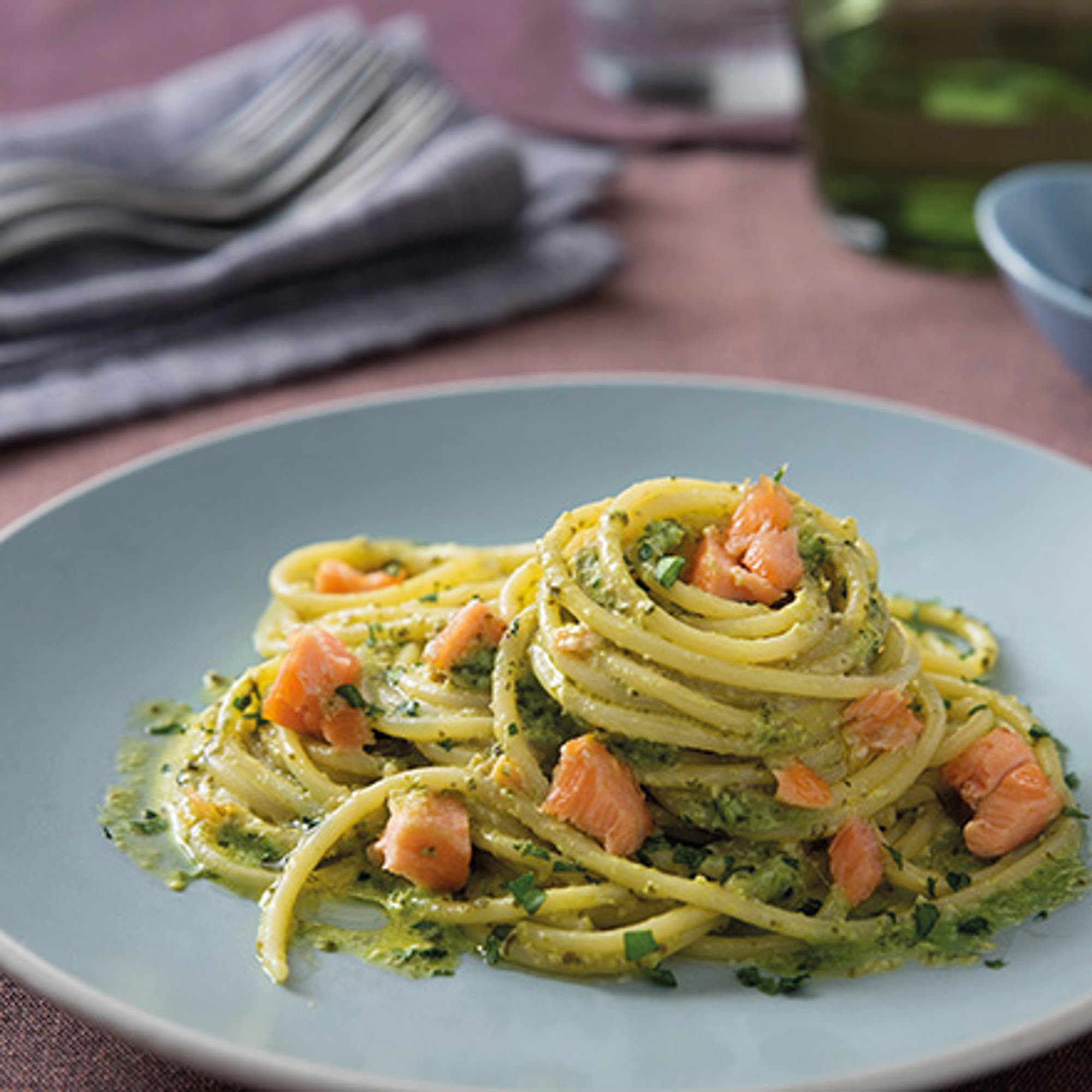 Barilla Spaghetti med Barilla pesto Peperoncino och lax