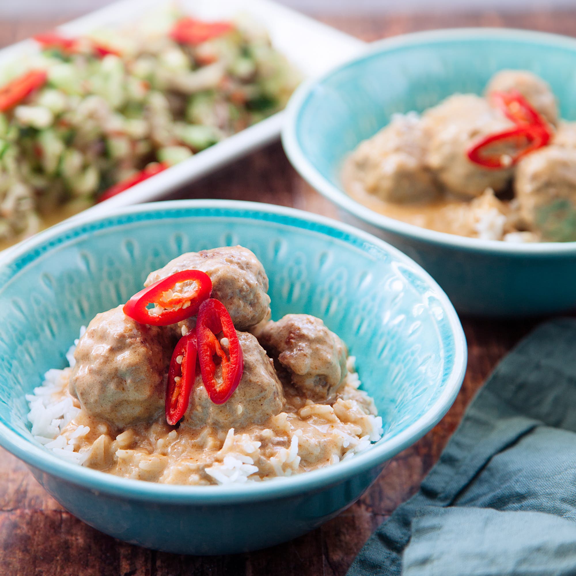 Asiatiska köttbullar i kokosmjölk och spicy sallad