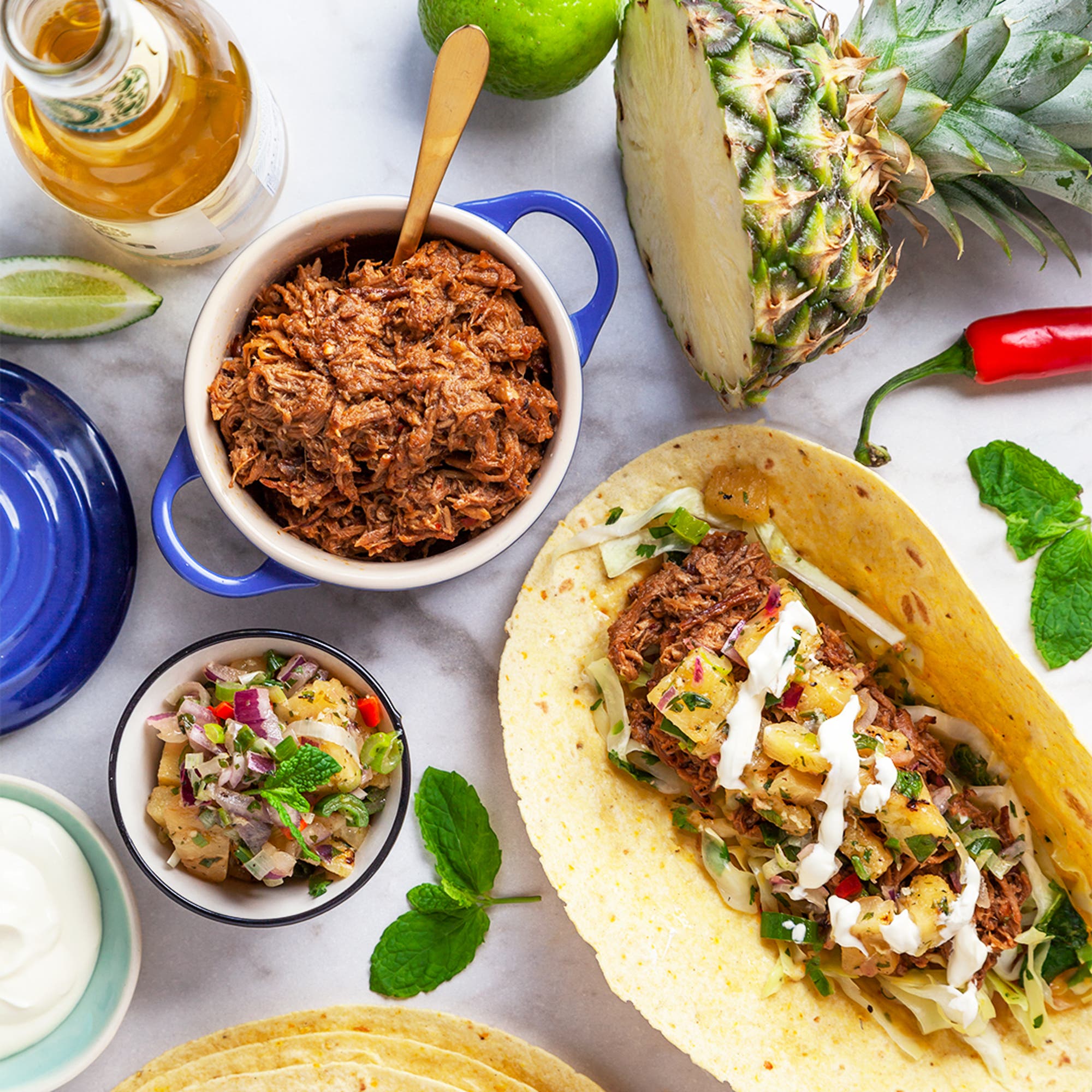 Carnitas med grillad ananassalsa och mexikansk slaw