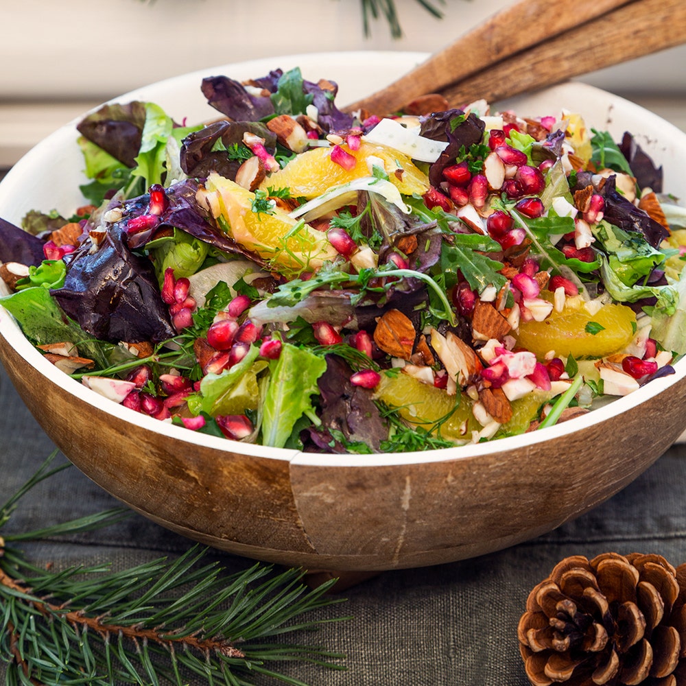Senapsdressad julsallad med apelsin, granatäpple och hackade mandlar