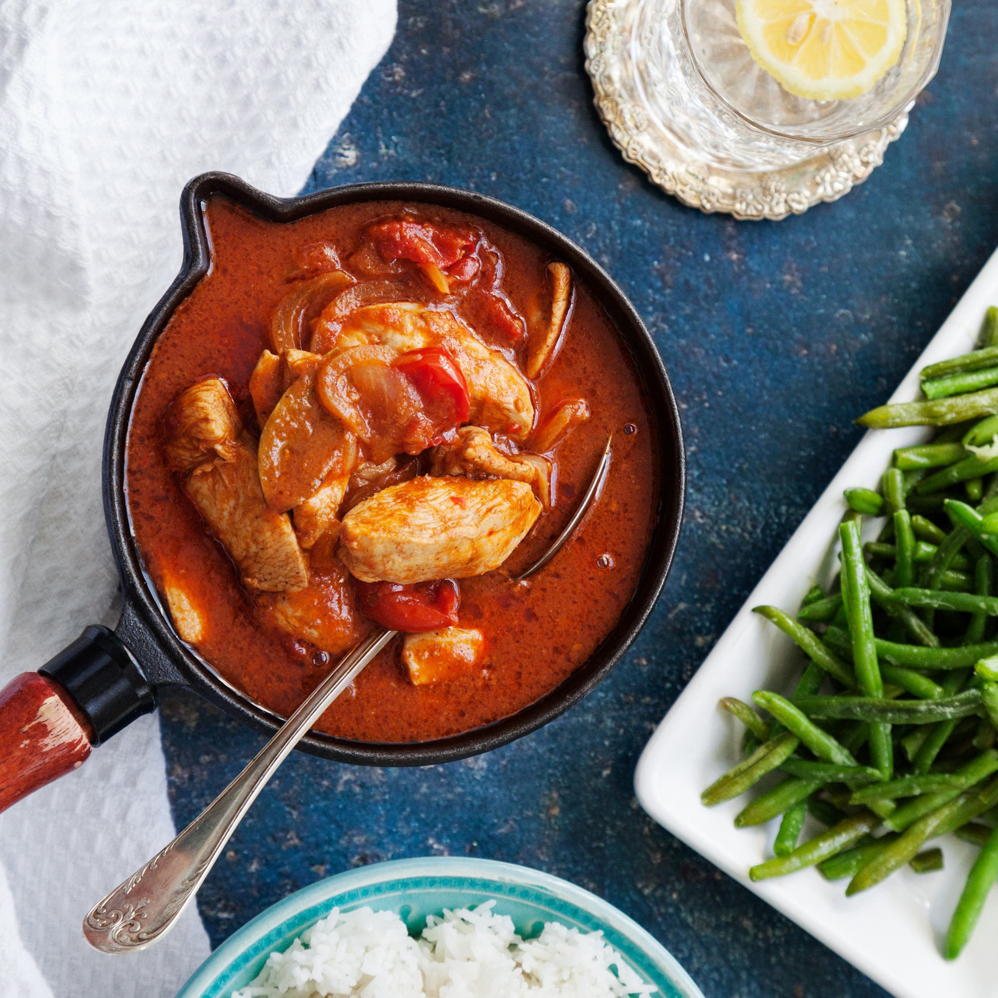 Chicken tikka med ingefärsrostade bönor