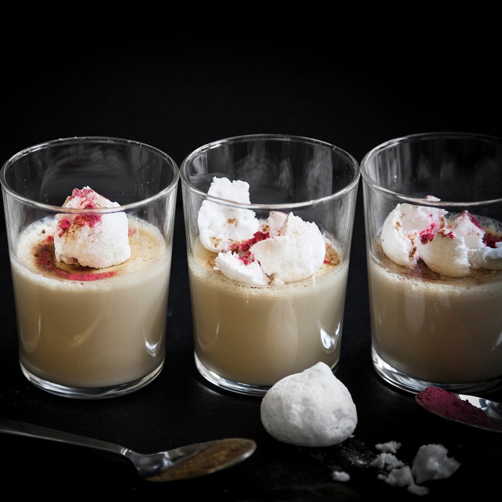 Lakritspannacotta med hallonpulver och lakritsmaränger