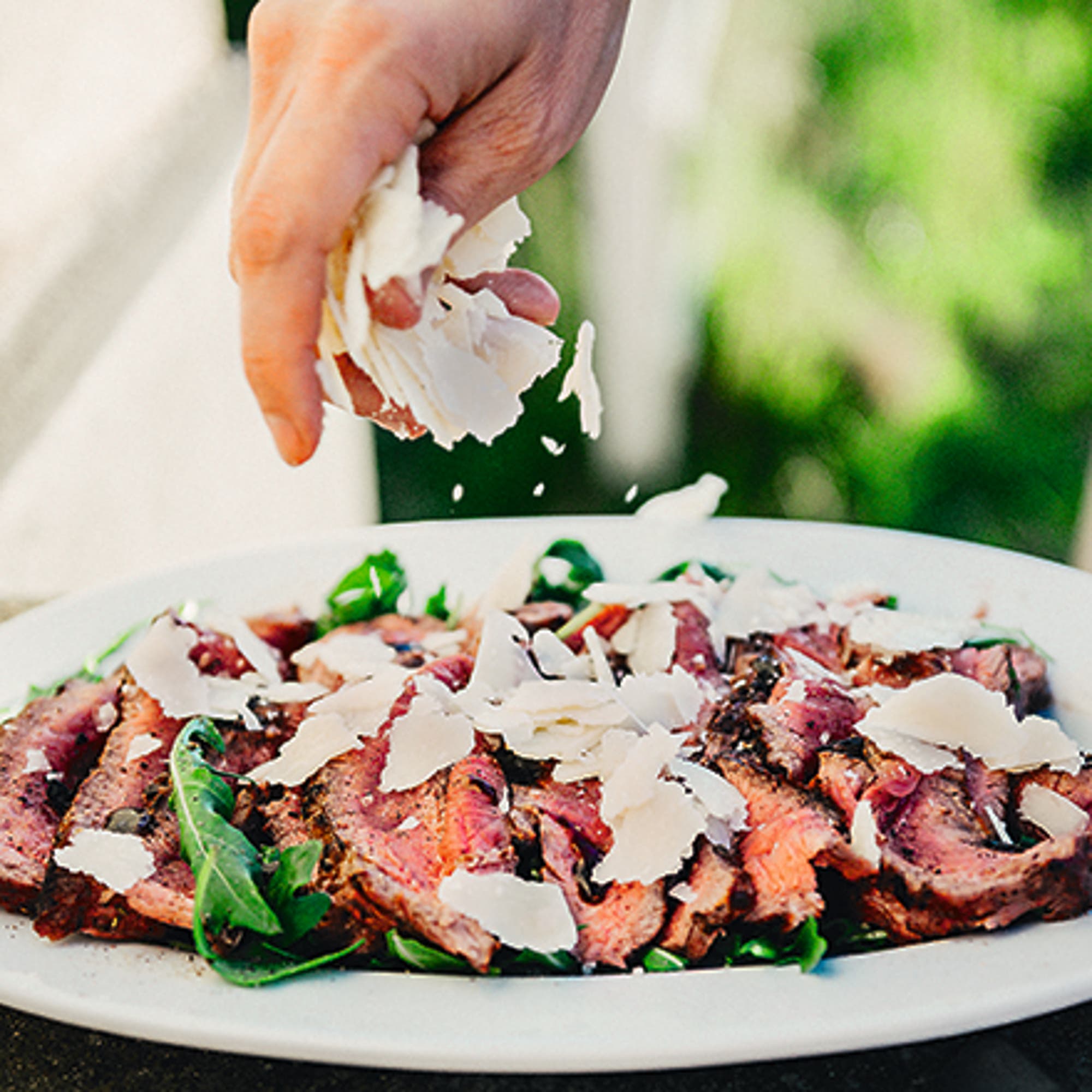 Helgrillad ryggbiff med rucola och parmesan