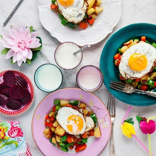 Vårpyttipanna med stekt ägg och rödbetor