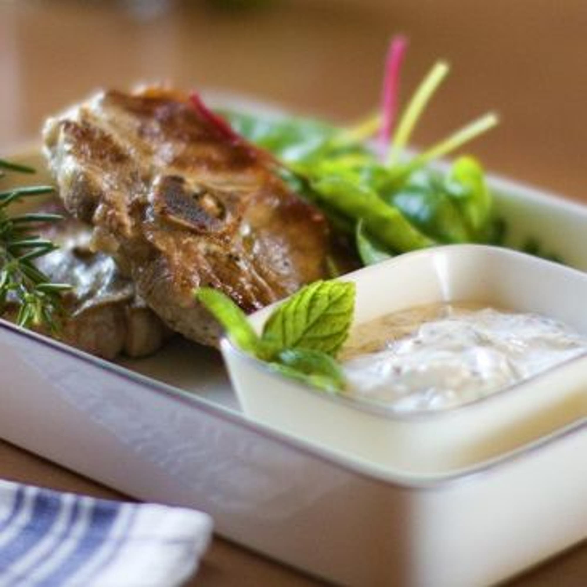 Lammkotletter med yoghurt- och myntasås