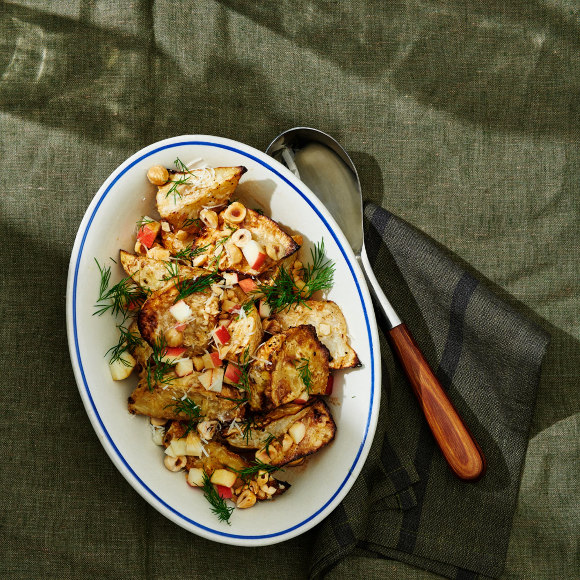 Bakad rotselleri med brynt smör, parmesan och äpple