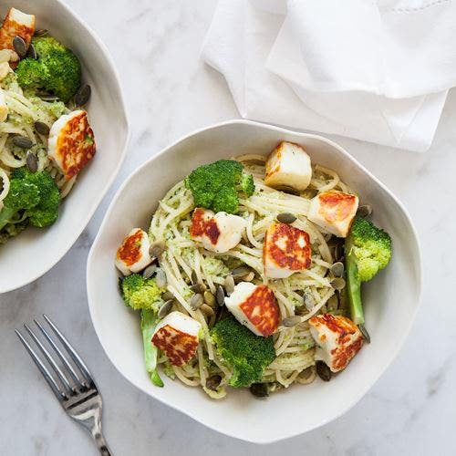 Broccolipesto med pasta och stekt halloumi