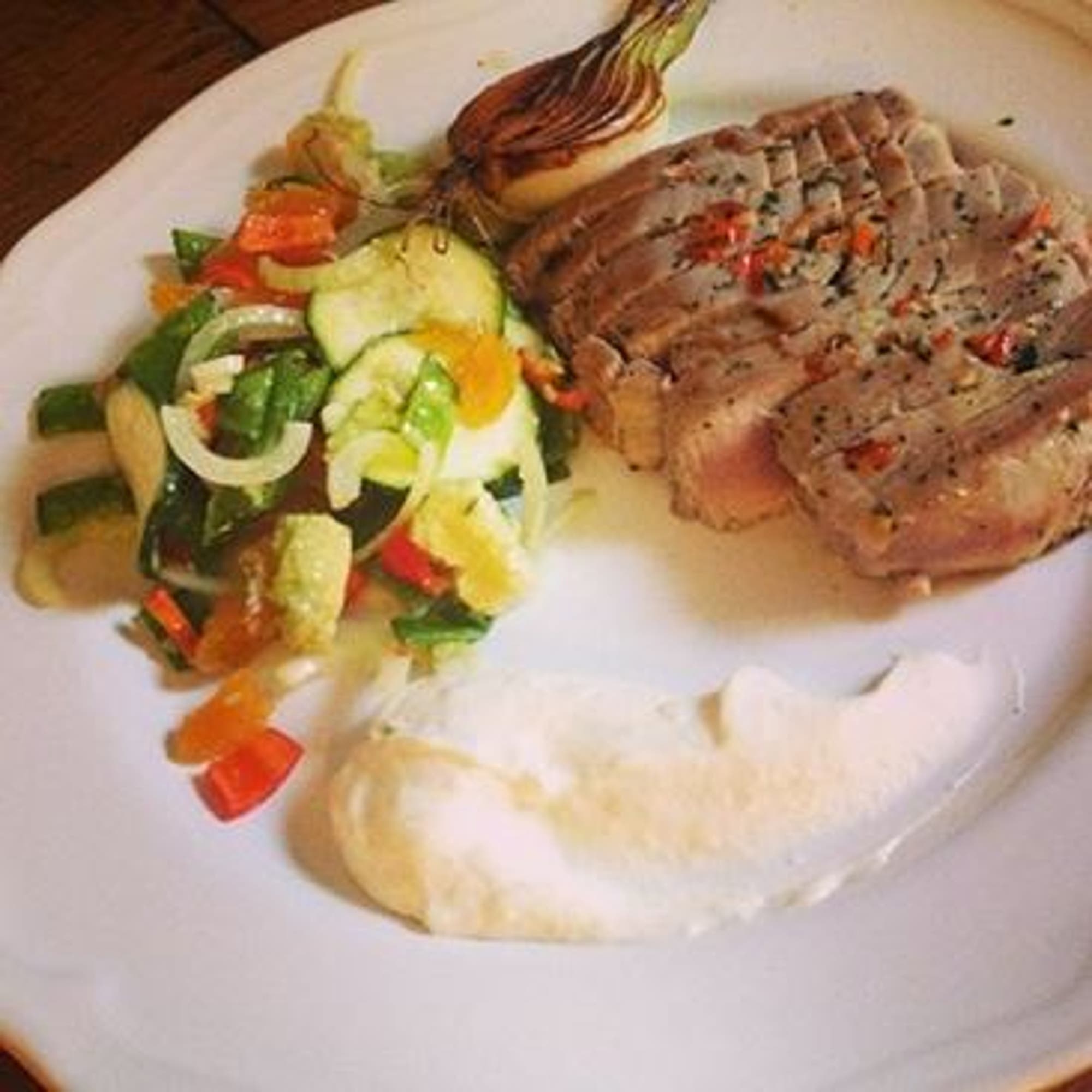 Sommar sallad med grillad tonfisk toppad med en limeaioli