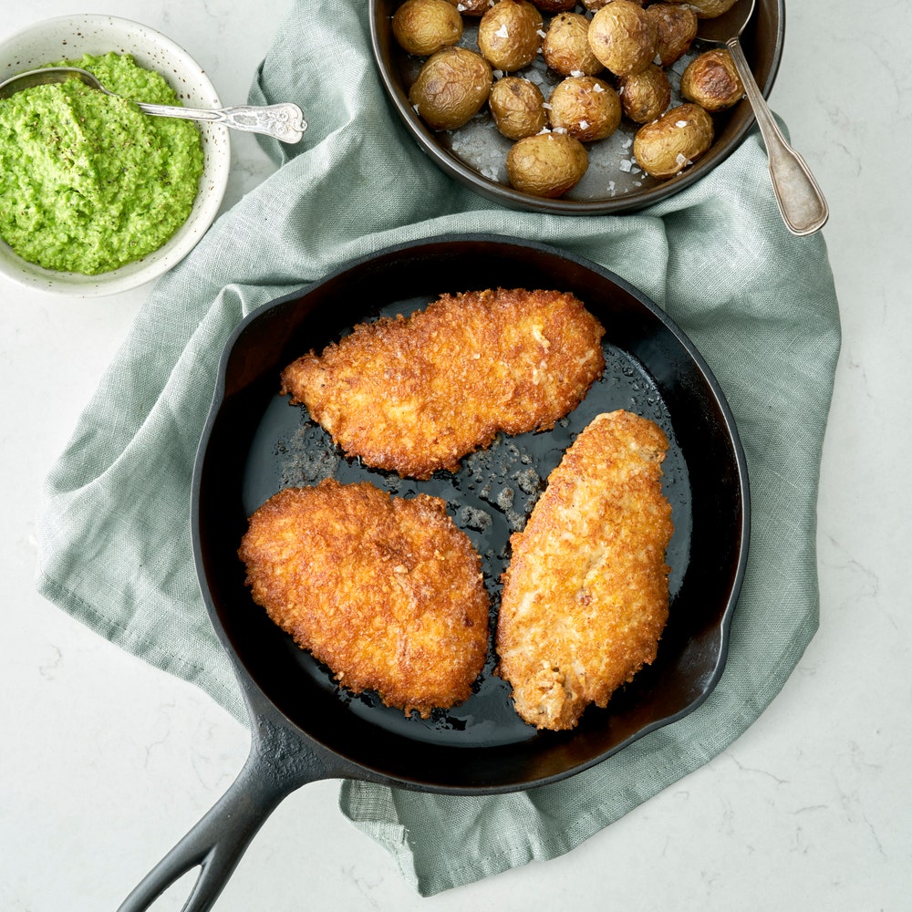 Parmesanpanerad kyckling med rostad potatis och ärtdipp