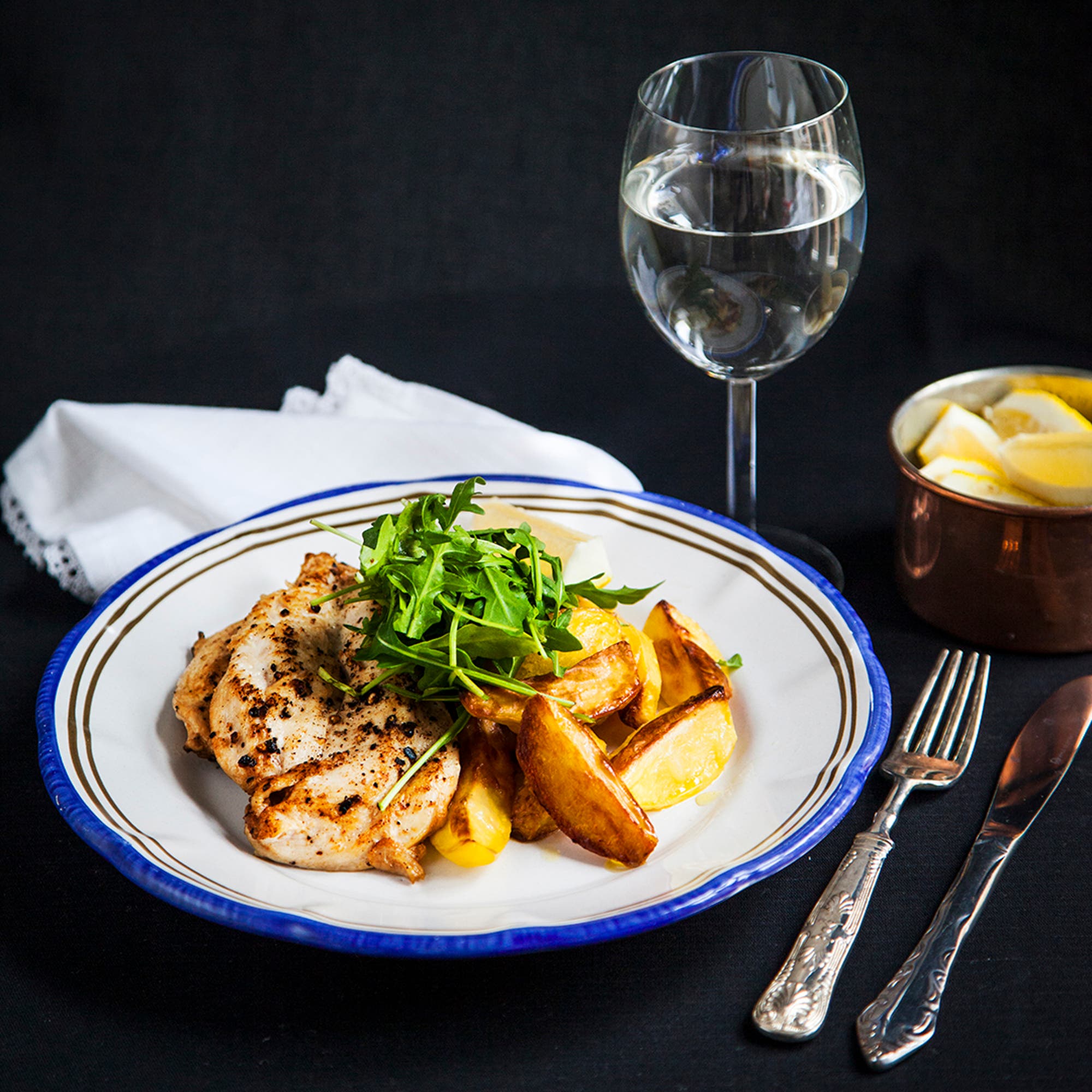 Pluras kycklingschnitzel med klyftpotatis och ruccola