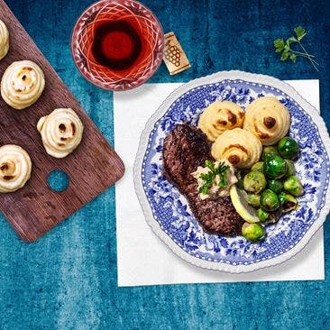 Biff med gratinerat parmesanmos, tryffelbearnaise och citronfräst brysselkål