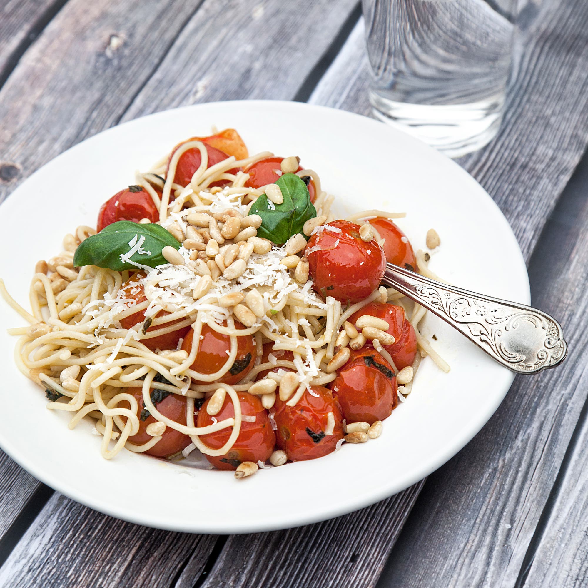 Spaghetti med ugnsrostade körsbärstomater