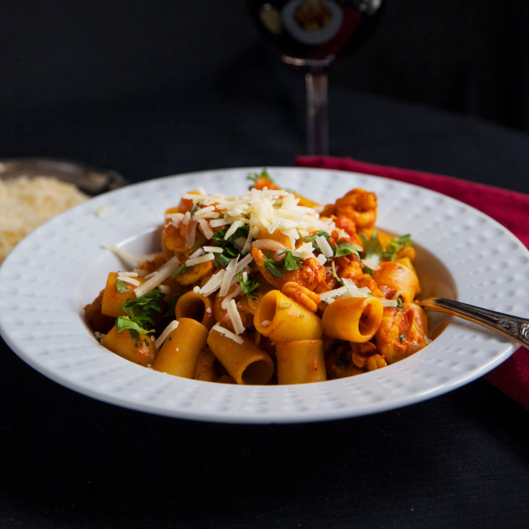 Saffranspasta med räkor och tomat