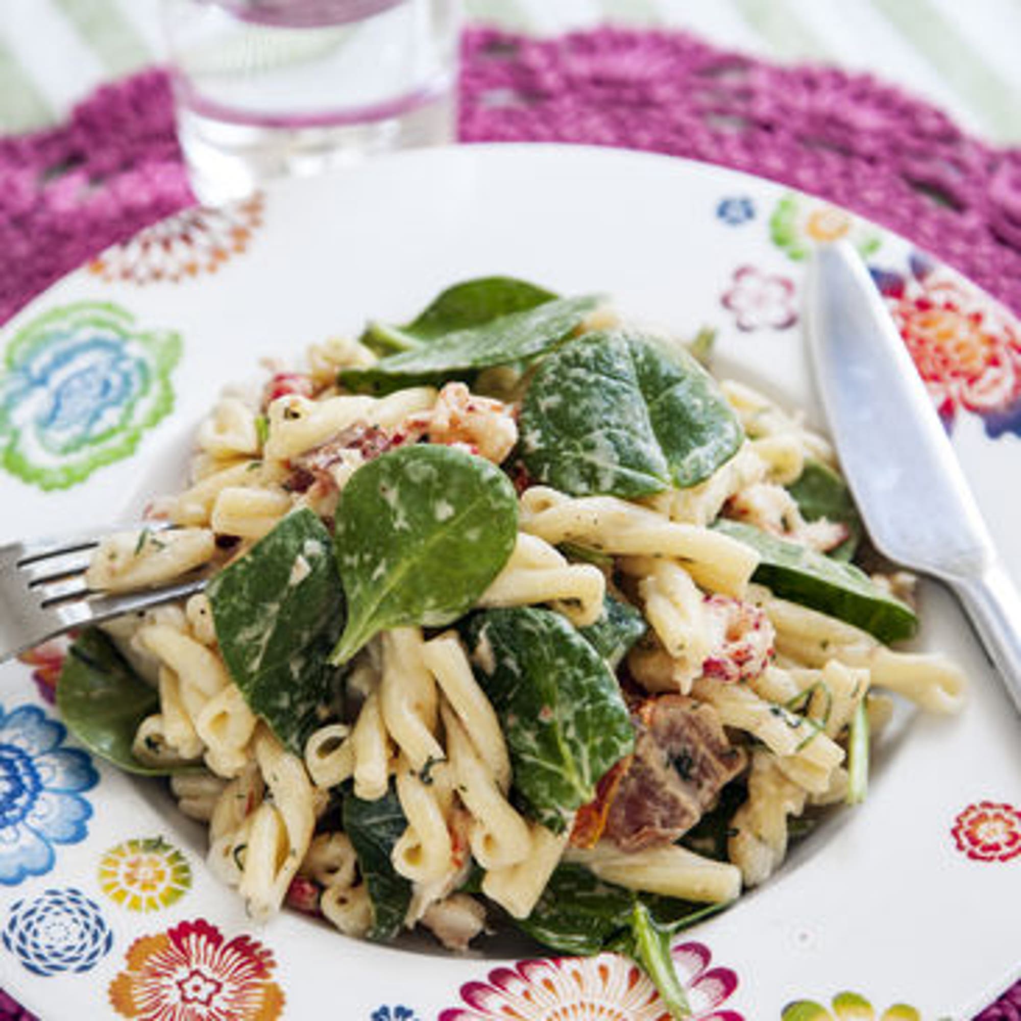 Dillslungad pasta med kräftstjärtar