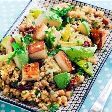 Örtig bulgursallad med halloumi och soltorkad tomat