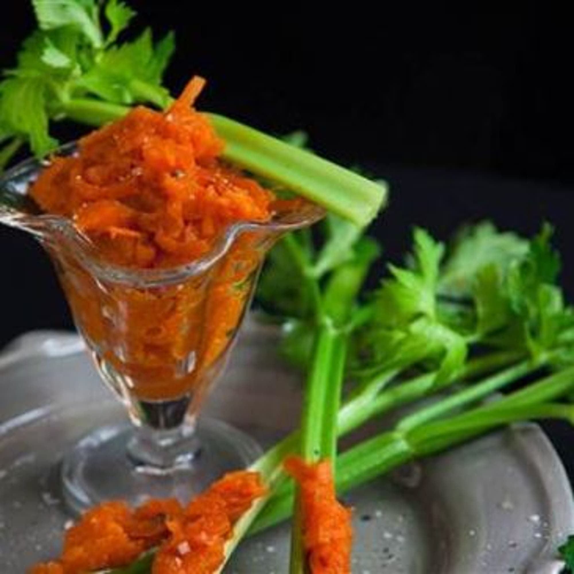 Saffrans- och äppelchutney på selleristjälkar eller på kex