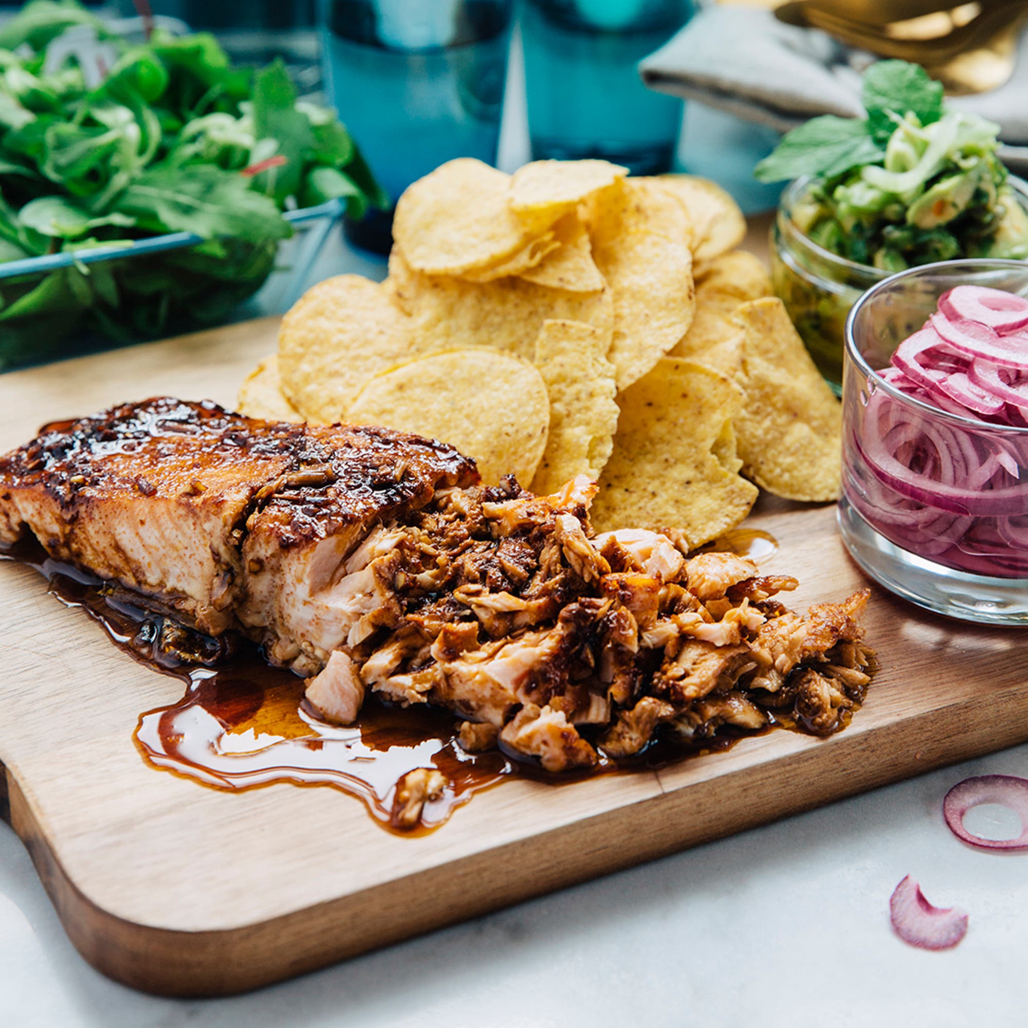 Pulled lax med picklad rödlök och tropisk salsa
