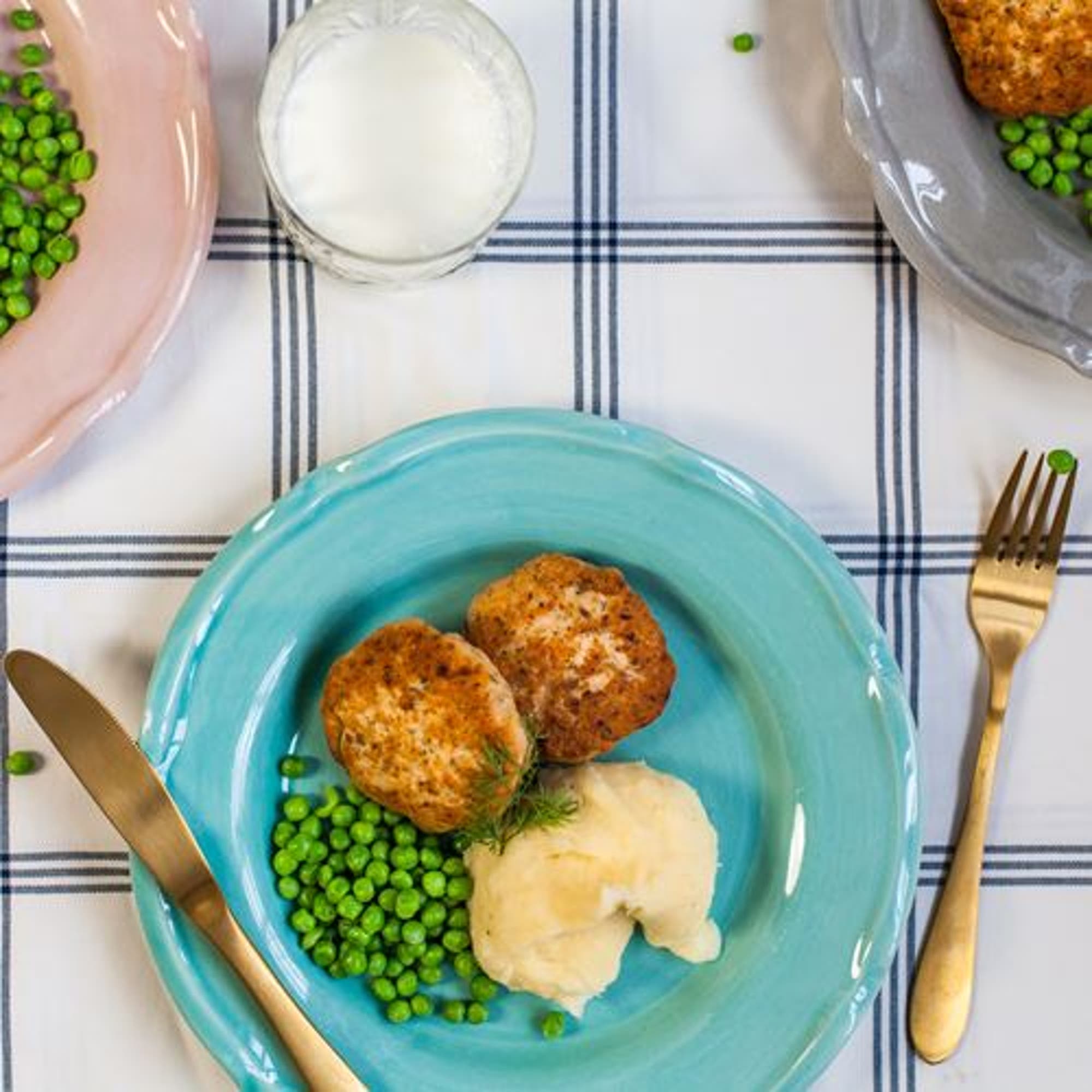 Laxbiffar med potatismos och ärtor