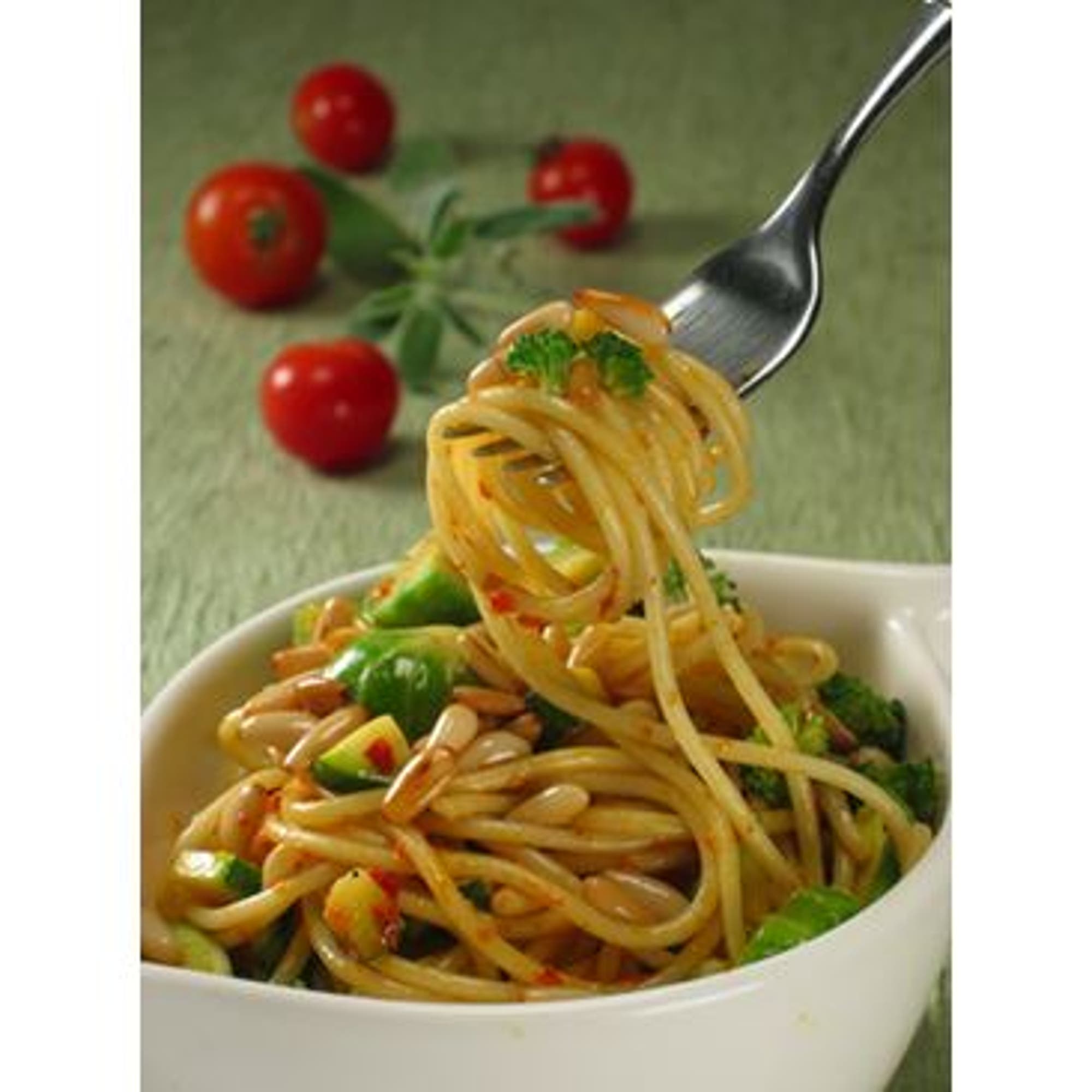 Spaghetti med zucchini, broccoli och ajvar