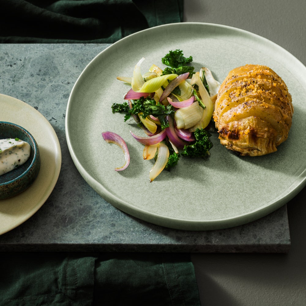 Kålrabbisteak med salviastekt lök och kallrörd bea