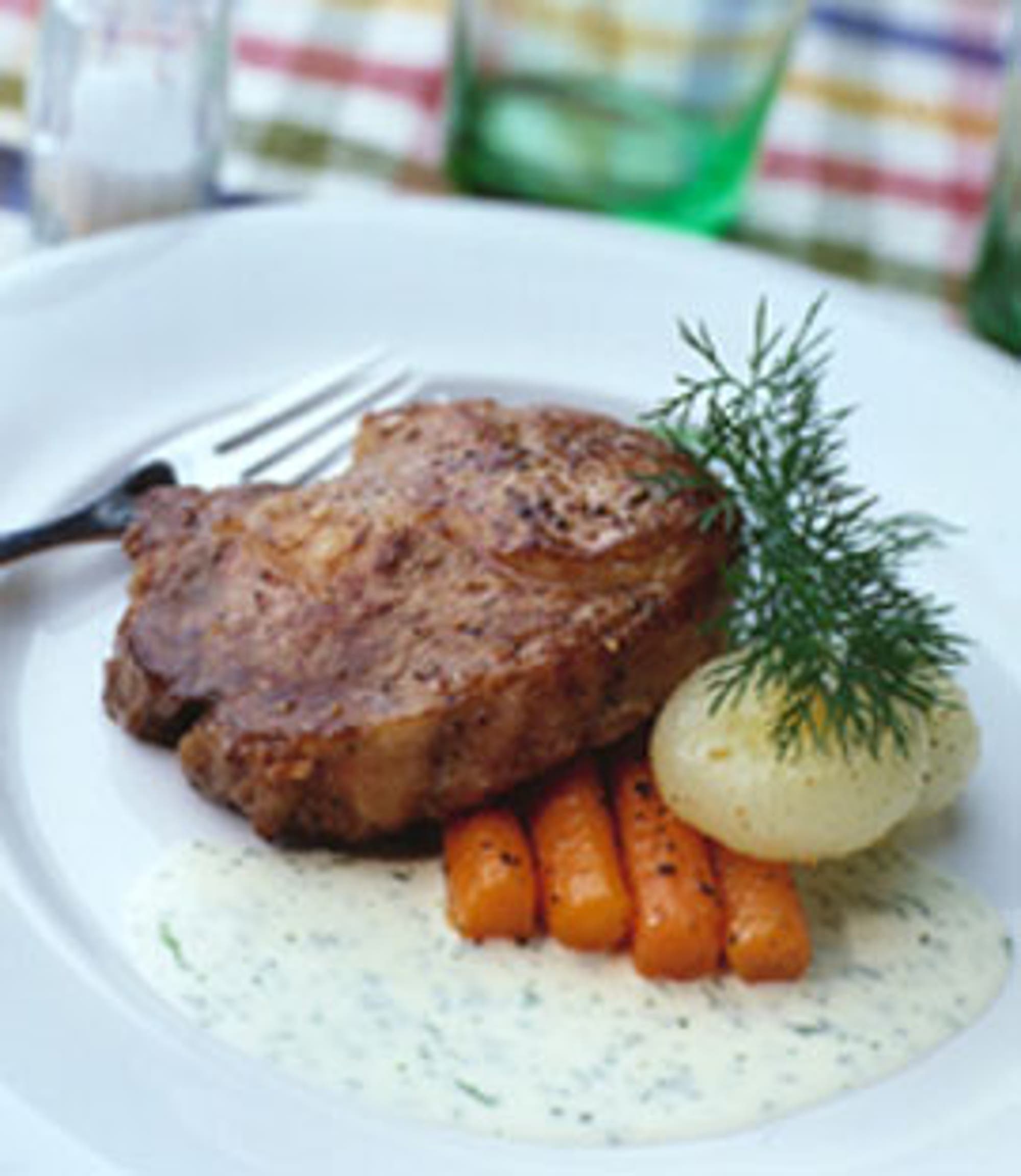 Kalventrecôte med sötsur sås, svartpepparglaserade morötter och lök