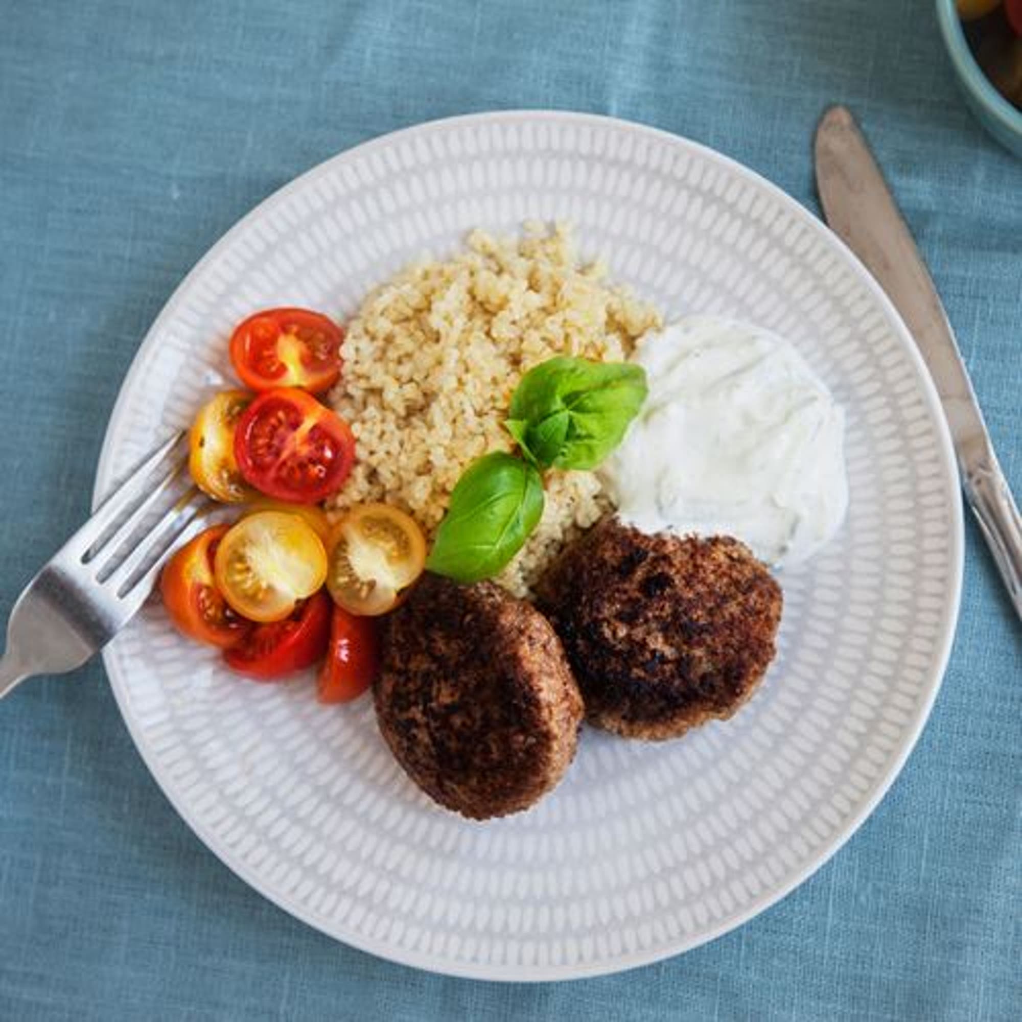 Färsbiffar med tzatziki och bulgur