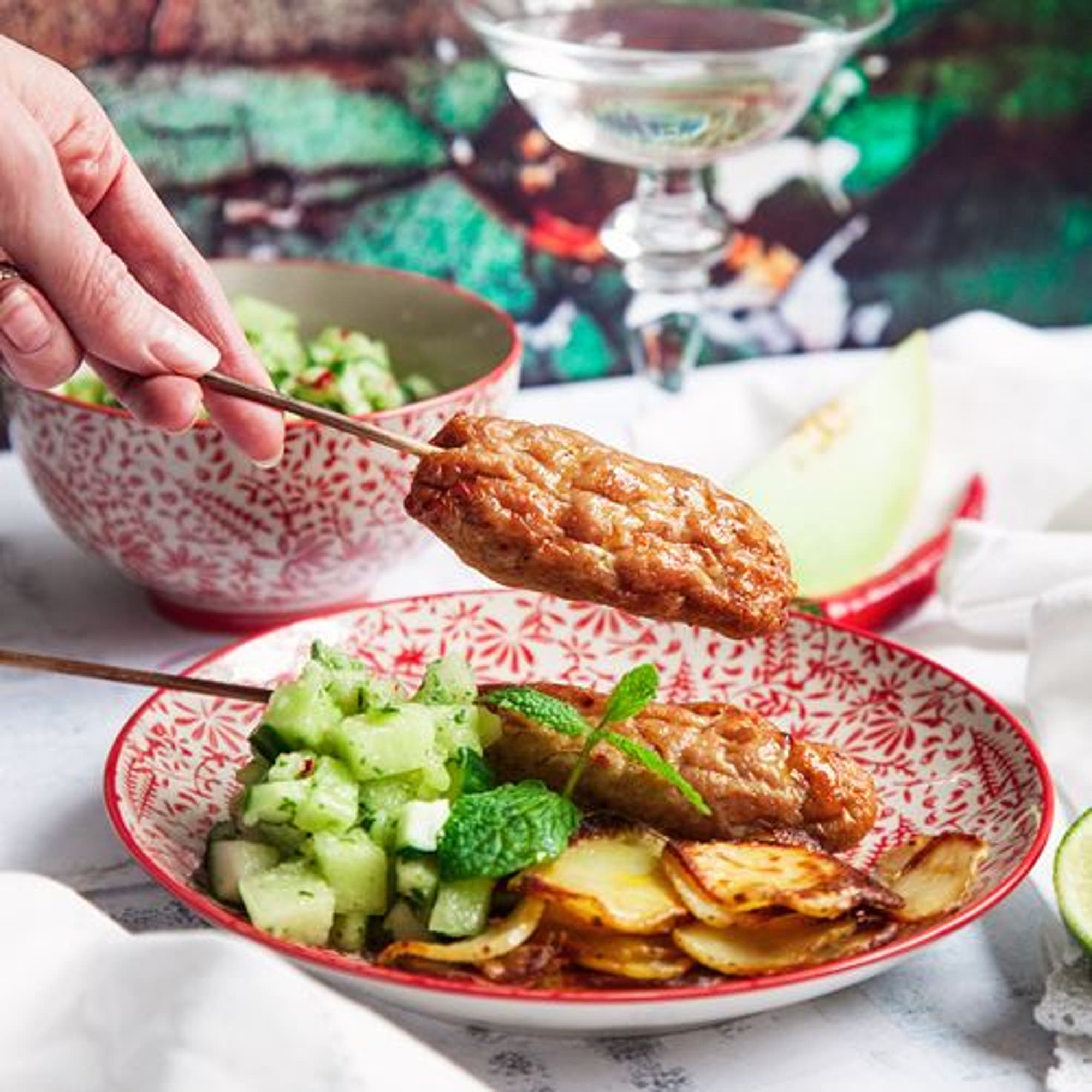 Kycklingspett med melonsalsa och rostad potatis