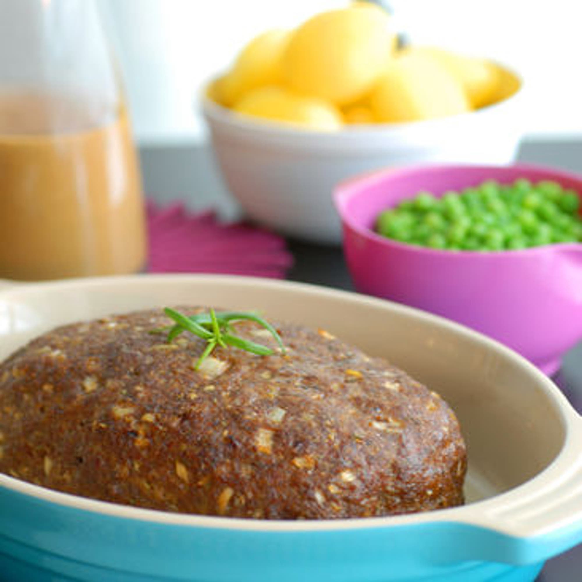 Köttfärslimpa med potatis, ärtor och gräddsås