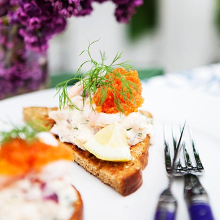 Toast Skagen med avokado och stenbitsrom