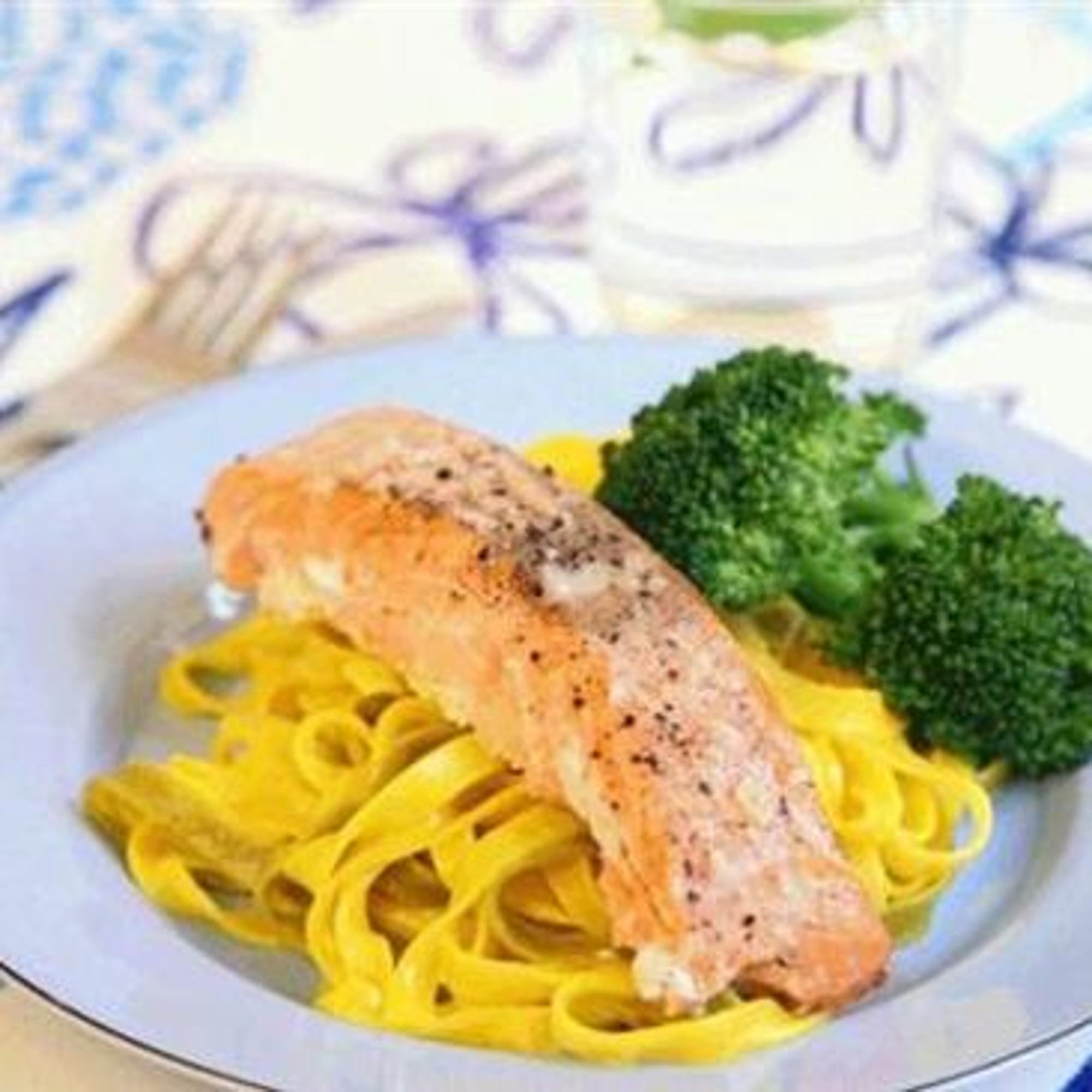 Ugnsbakad lax med guldpasta och broccoli