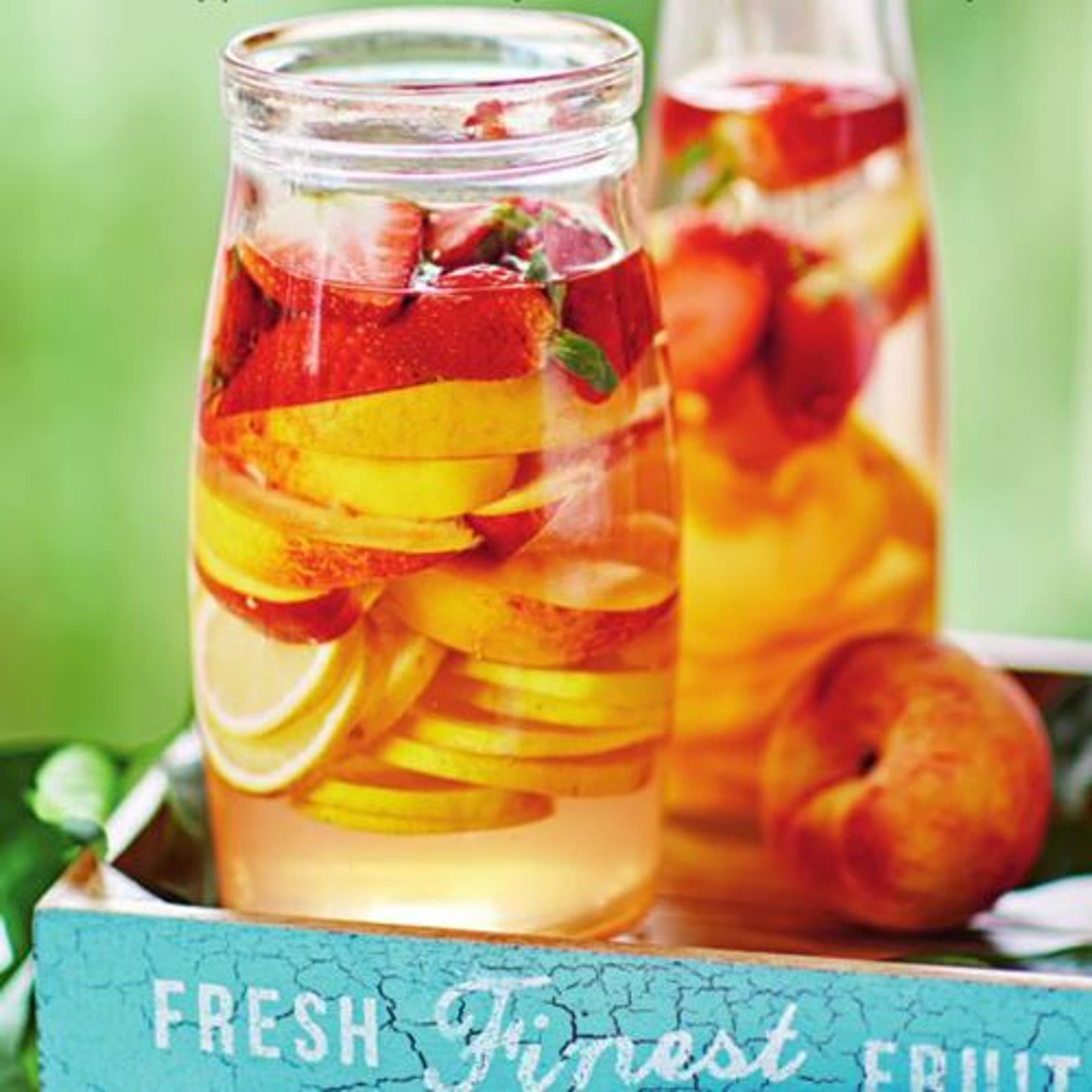 Kvass med citron, persika och jordgubbar