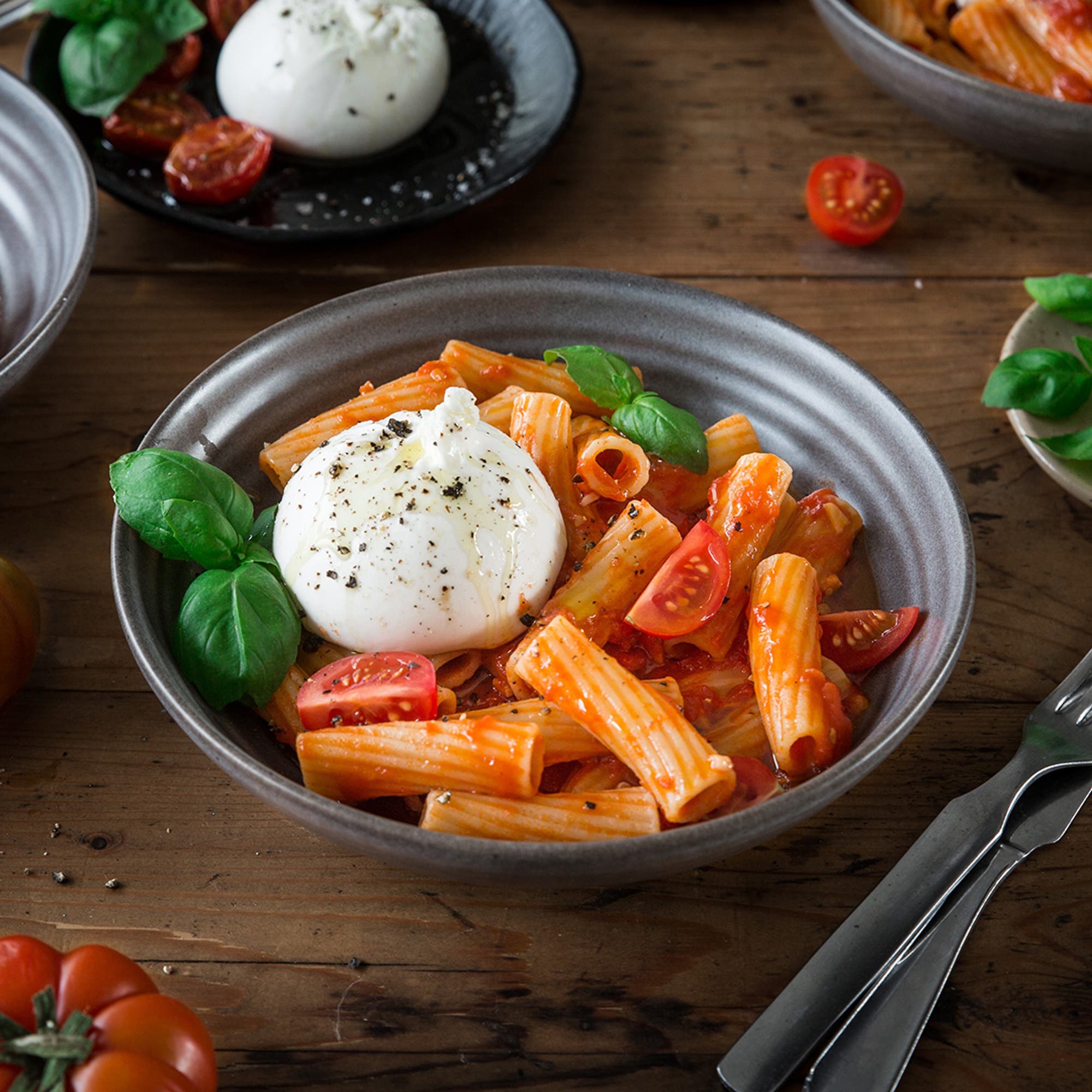 Pasta med tomatsås och burrata