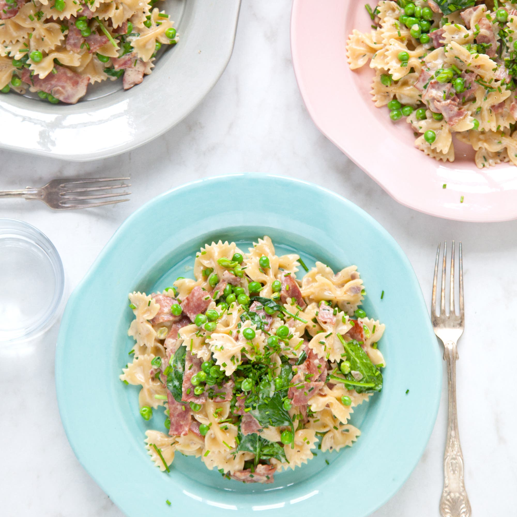 Citrondoftande pasta med kycklingbacon och gröna ärtor