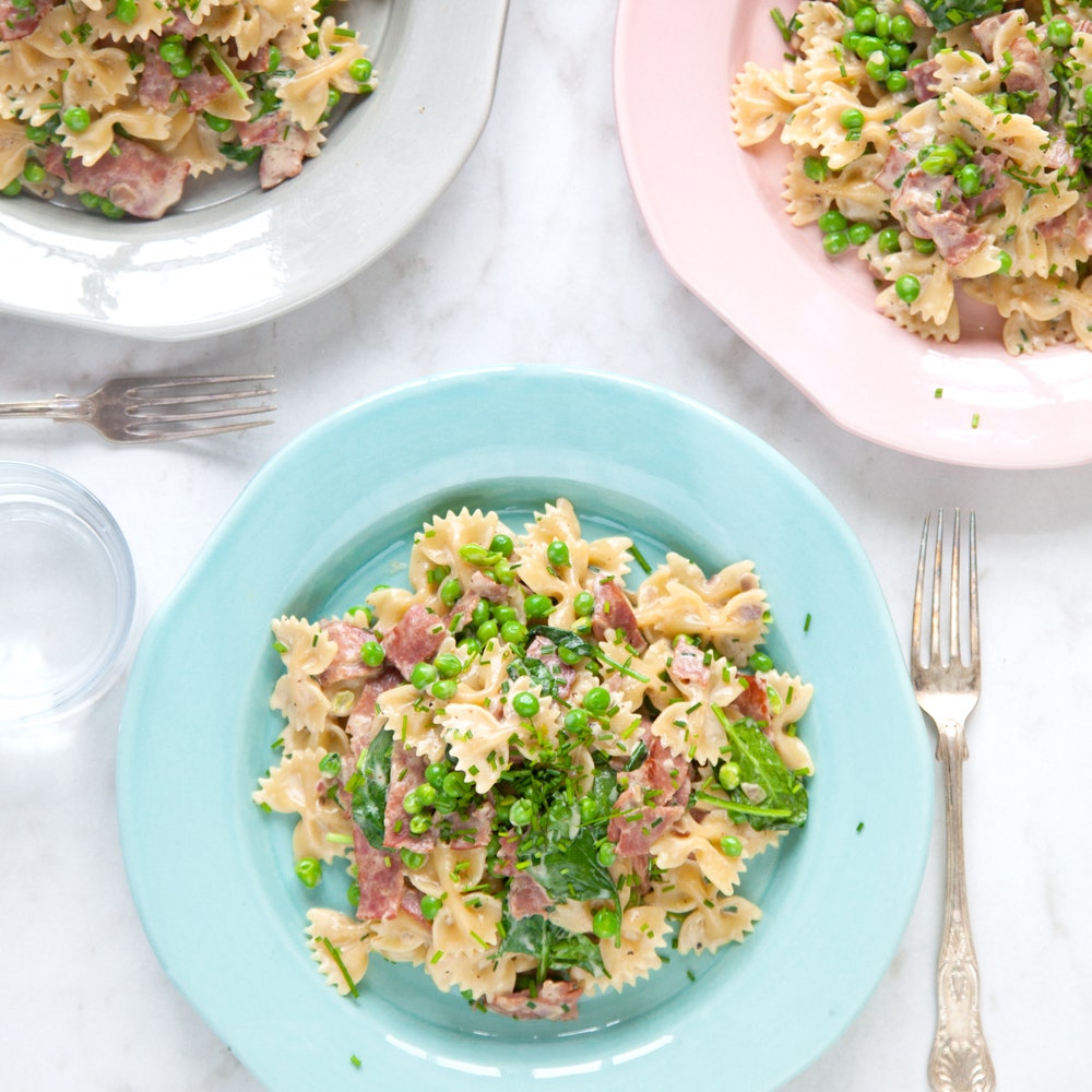 Citrondoftande pasta med kycklingbacon och gröna ärtor