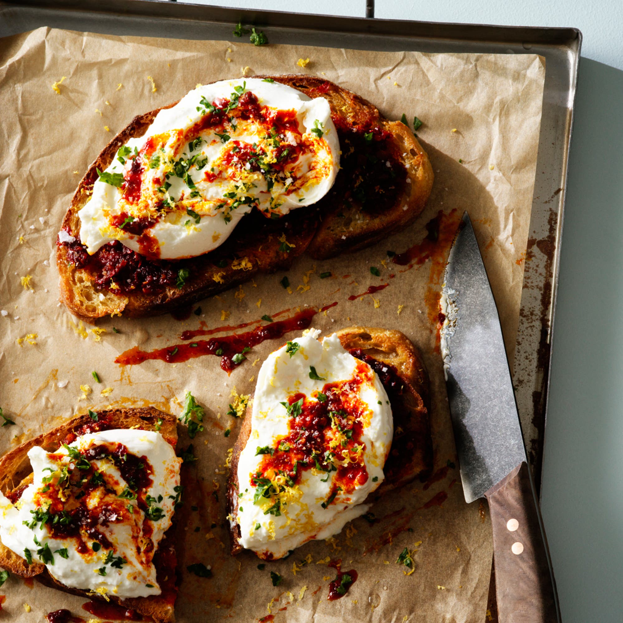 Nduja på grillat bröd med burrata och gremolata