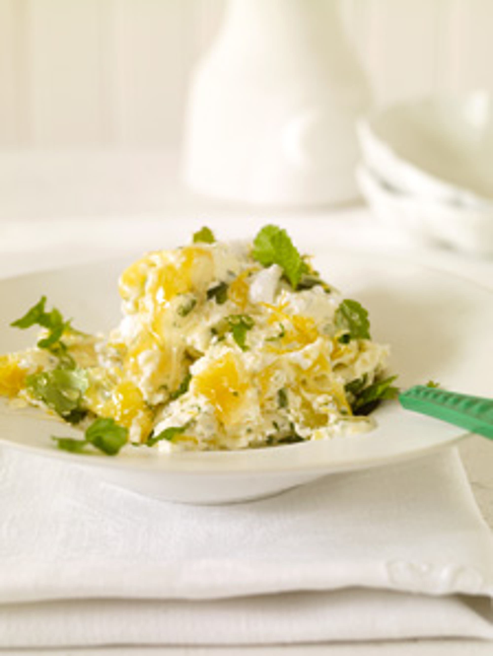 Citronmelissglass med maräng, honung och hallon