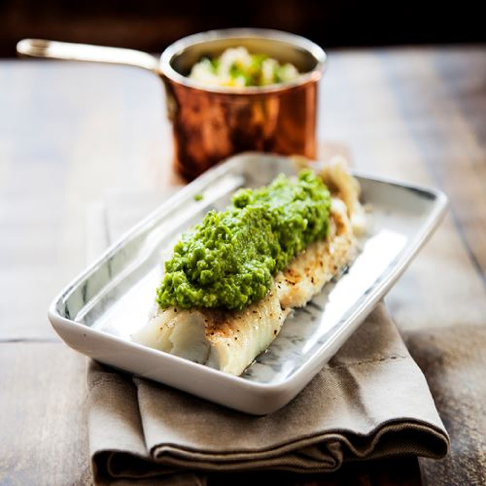 Ugnsbakad torsk med ärtpesto och palsternacksstomp