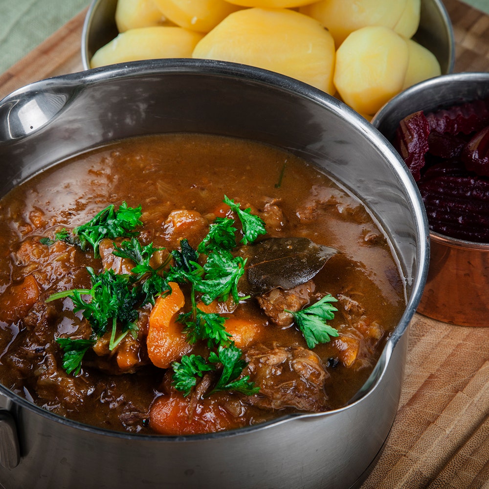 Pluras kalops med kokt potatis och rödbetor