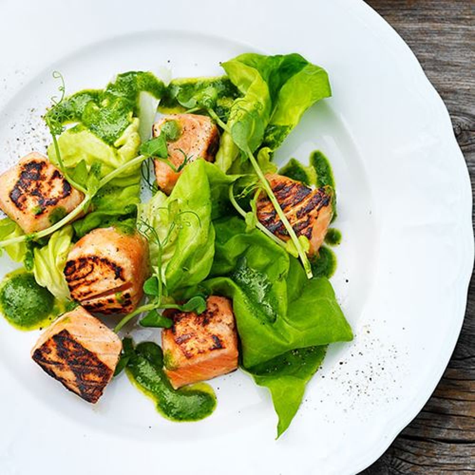 Salsa Verde med sotad lax och grönsallad