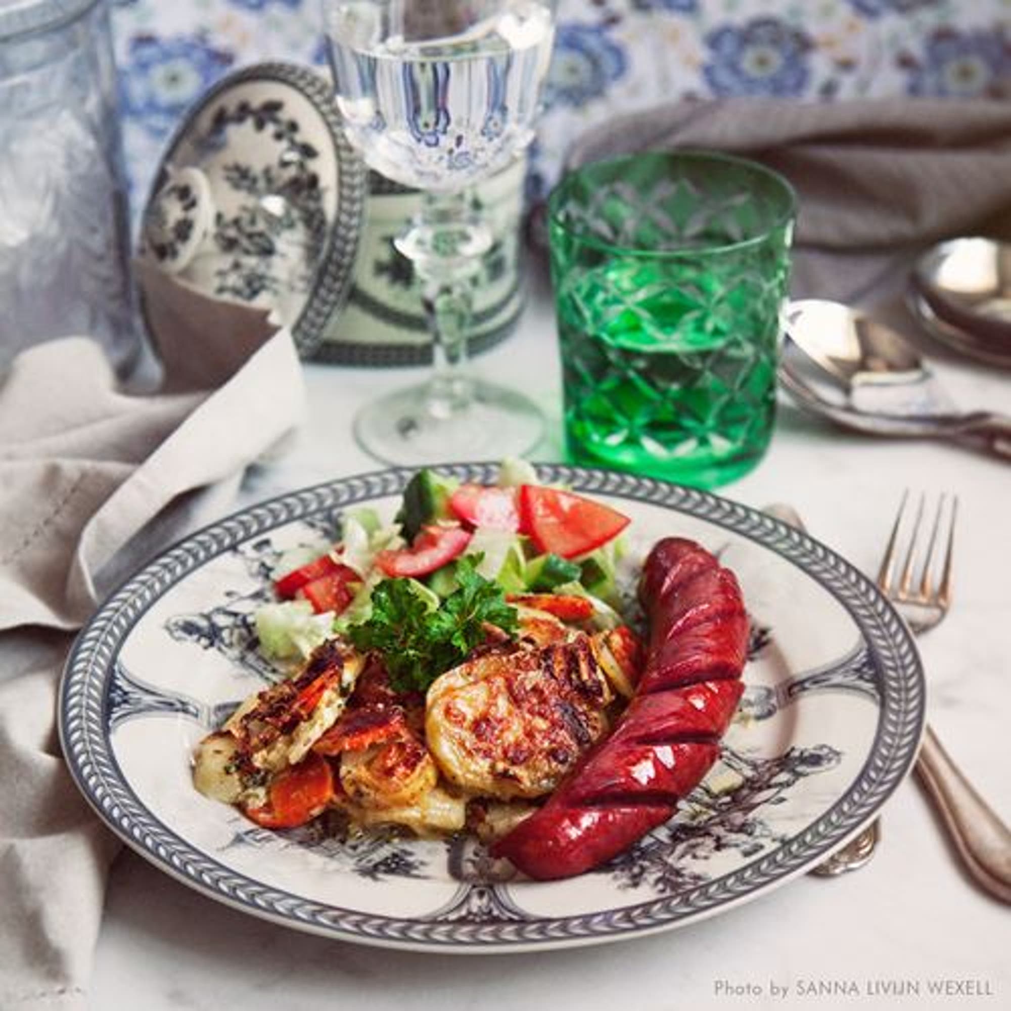 Rotfruktsgratäng med stekt bratwurst