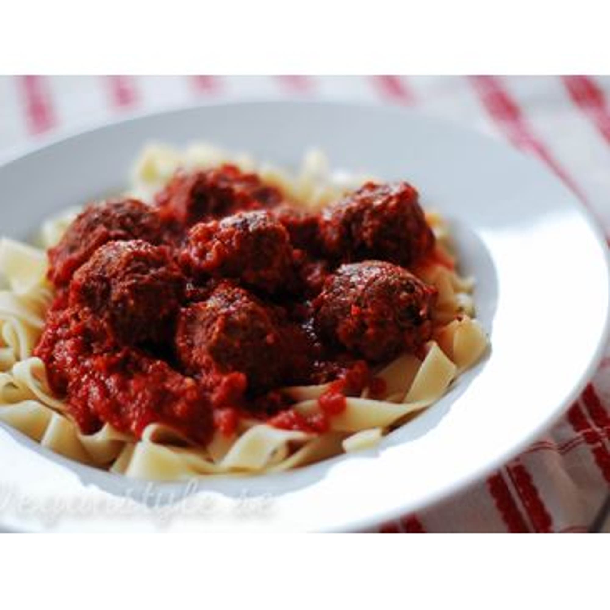 Tagliatelle med bönbollar i tomatsås