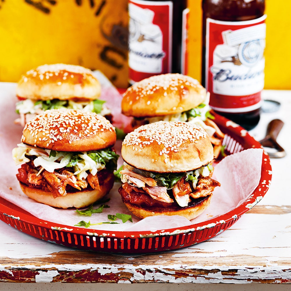 Ginas burgare med pulled chicken och coleslaw