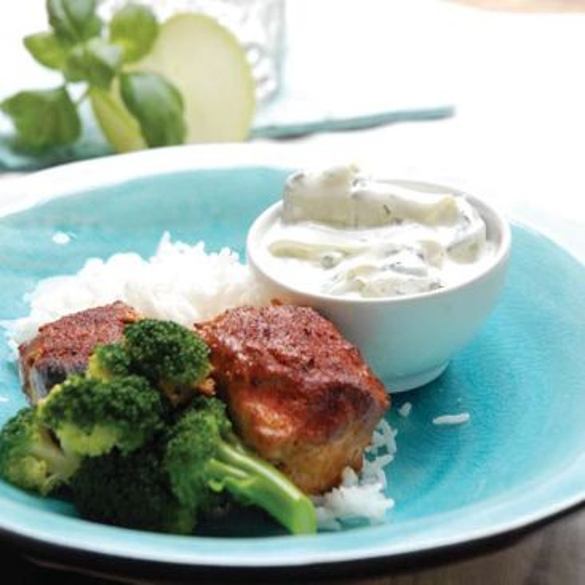 Tandorilax med gurksallad, ris och broccoli