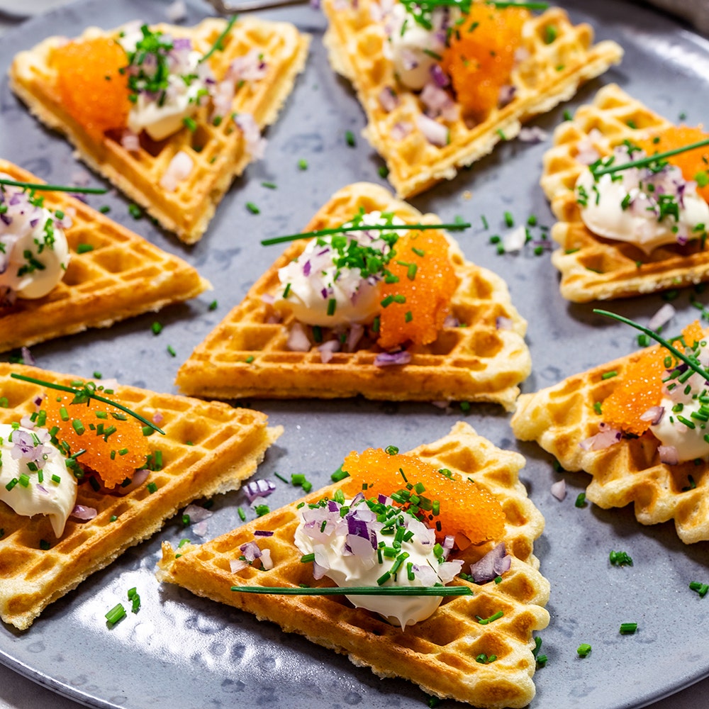 Potatisvåfflor med löjrom, smetana och rödlök