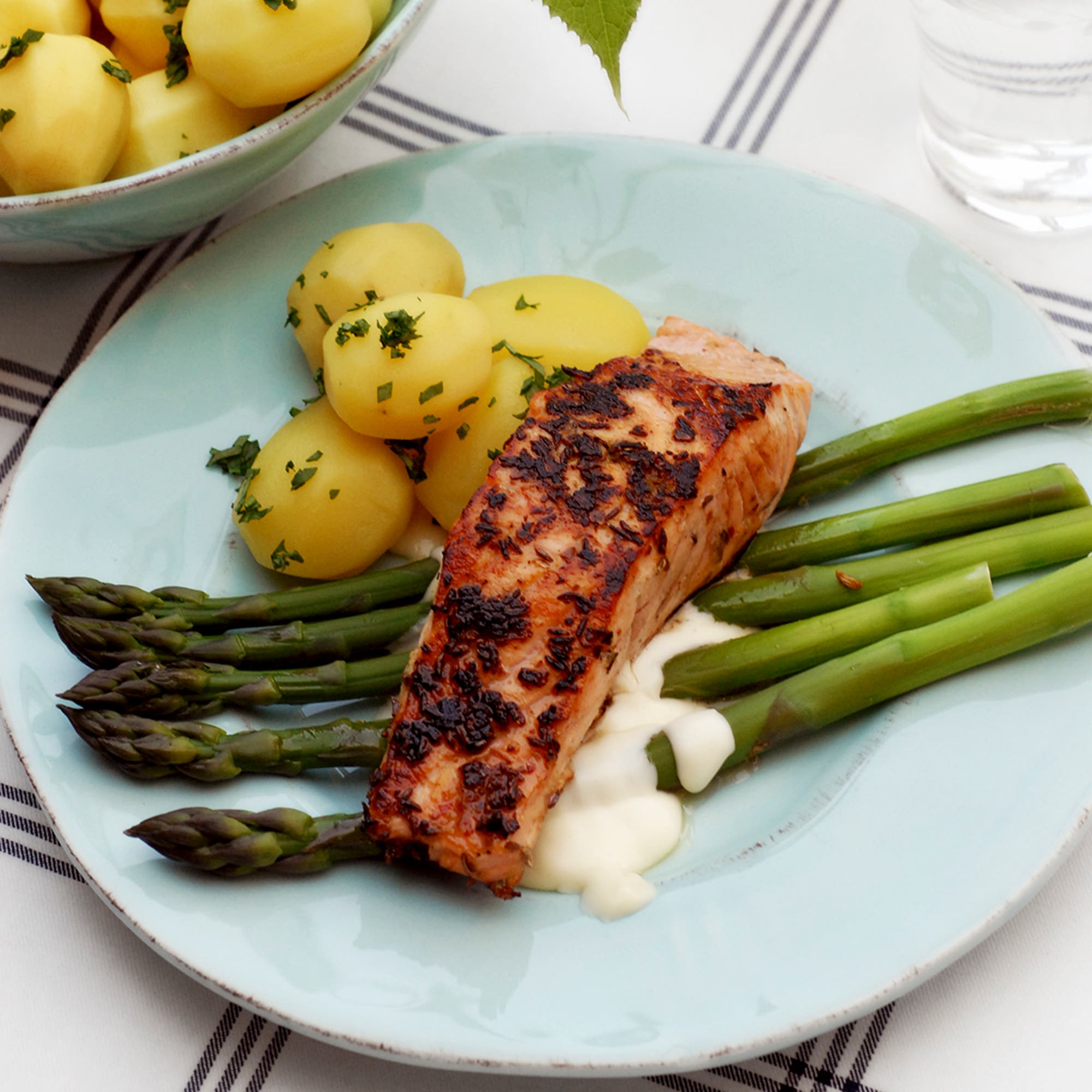 Grillad lax med sparris och västerbottenssås