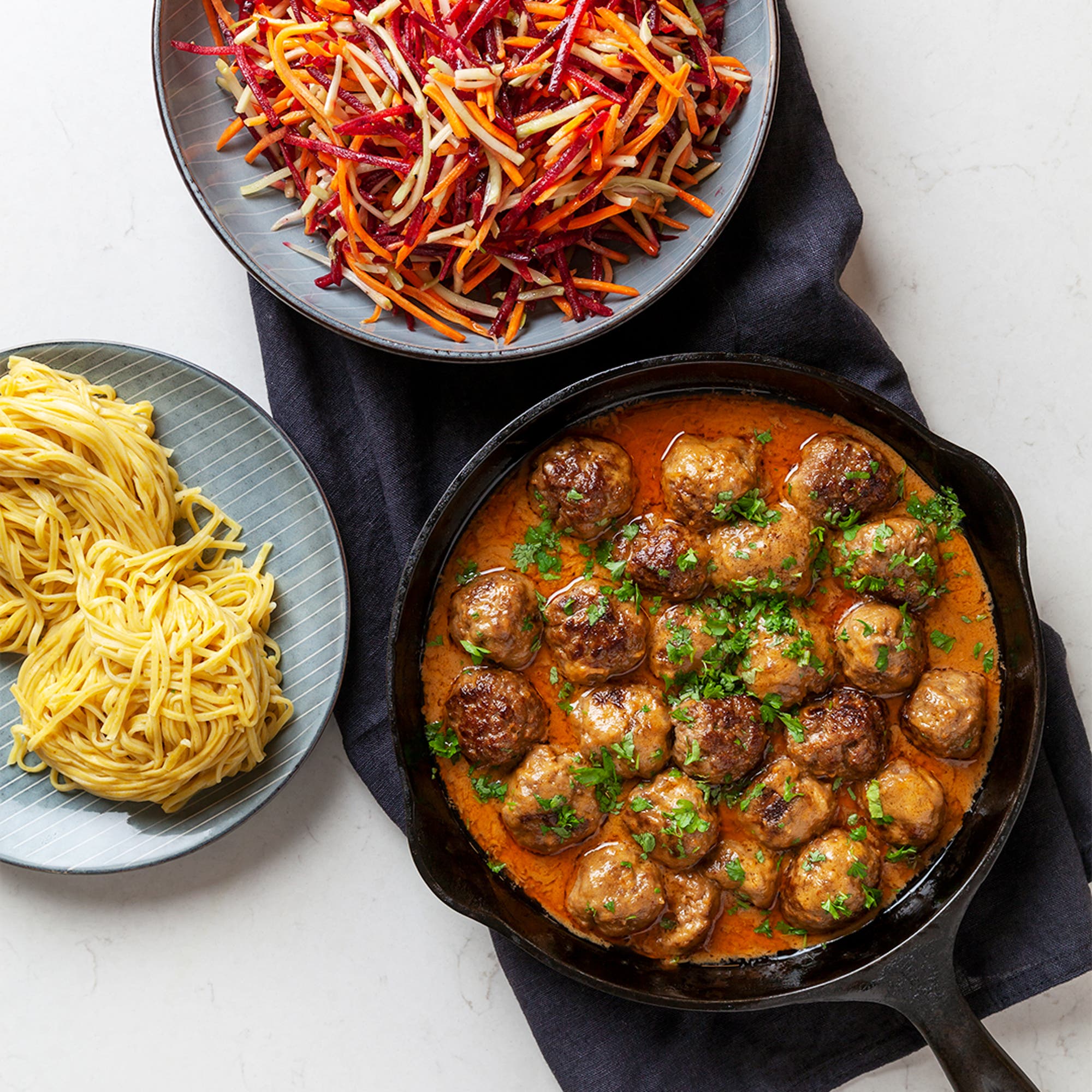 Asiatiska köttbullar i jordnötssås med äggnudlar